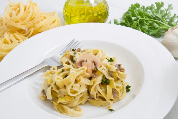 Gericht mit Tagliatelle und Pilzen und frischen Zutaten — Stockfoto