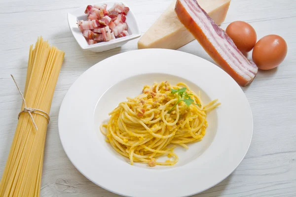 Gericht mit Carbonara-Spaghetti und Zutaten — Stockfoto