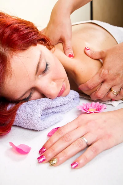 Mujer joven en masaje de spa — Foto de Stock