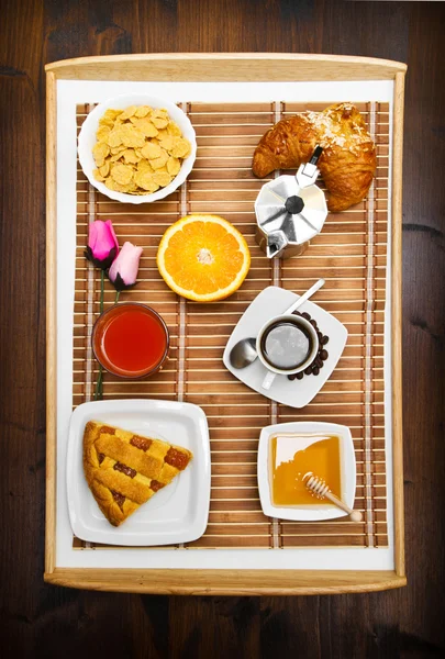 Frukostbricka på träbord — Stockfoto