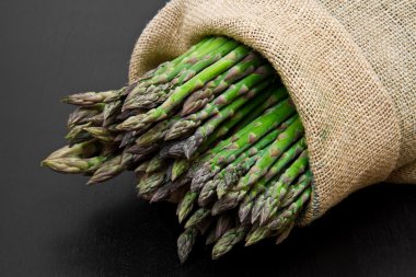 ahşap üzerine çuvala kuşkonmaz