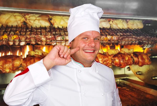 Pewni kucharz mężczyzna w białym mundurze — Zdjęcie stockowe