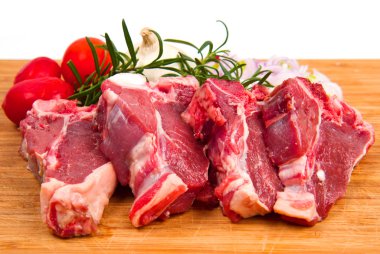 ahşap arka plan üzerinde ham T-bone
