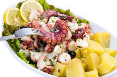 ahtapot salatası patates ile