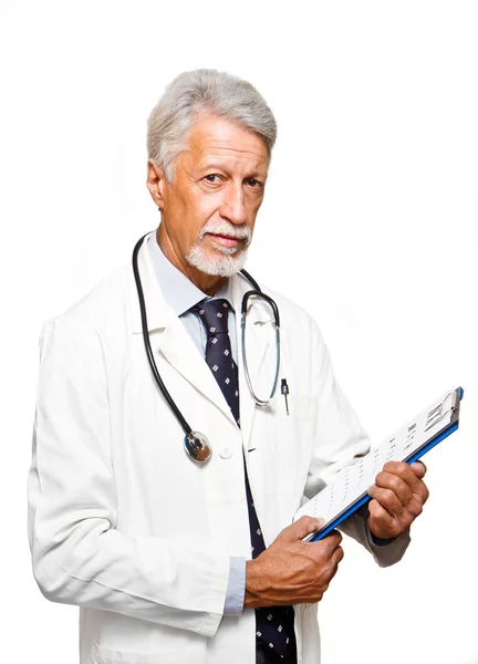 Старший врач на белом фоне — стоковое фото