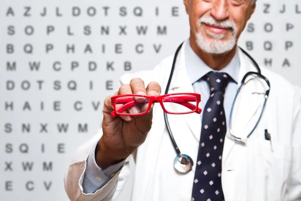 Een senior oogarts dokter — Stockfoto