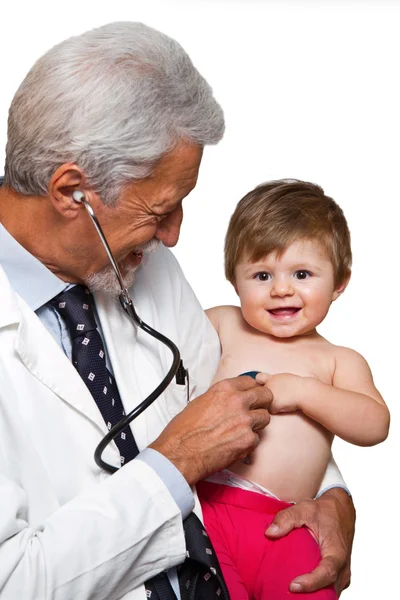 Médico masculino examinando a un paciente infantil —  Fotos de Stock