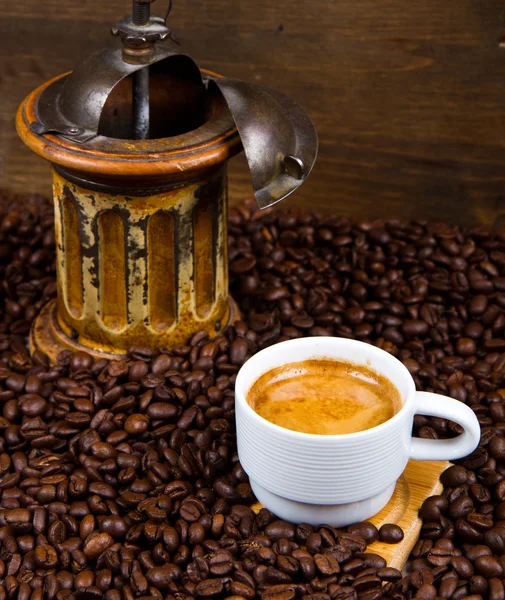 Molinillo de café con frijoles y taza de café — Foto de Stock