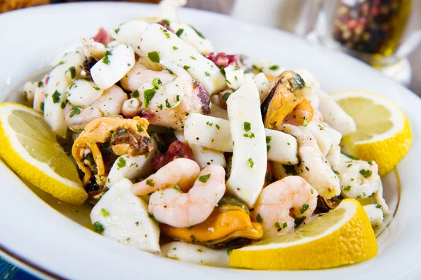 Salada de frutos do mar com camarões, mexilhões, lulas, polvo decorado wi — Fotografia de Stock