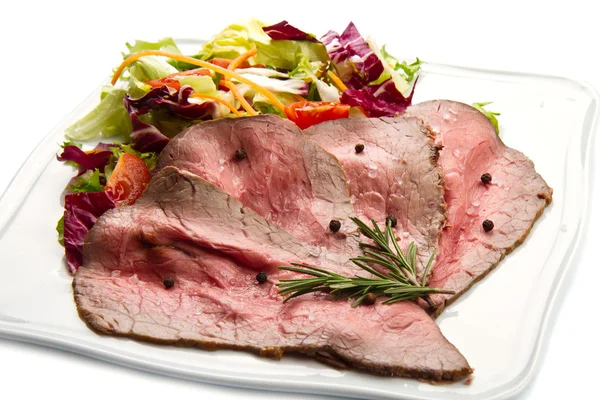 Algunas rebanadas de roastbeef una ensalada — Foto de Stock