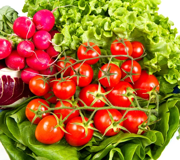 Pomodori ciliegia maturi e insalata su sfondo bianco — Foto Stock