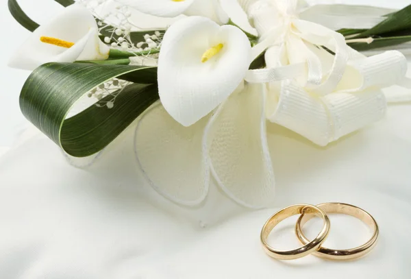 Wedding rings with calla bouquet — Stock Photo, Image