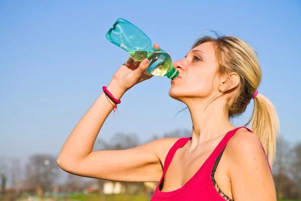 Femme boire de l'eau de bouteille après l'exercice de sport de forme physique — Photo