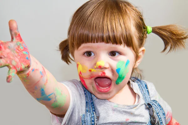 Un bébé fille artiste jouer avec des couleurs — Photo