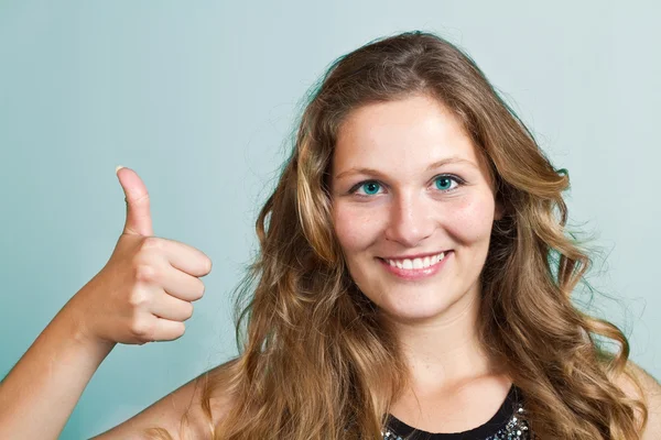 Retrato de atractiva mujer rubia sonriente — Foto de Stock