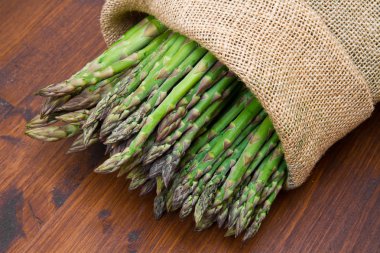 ahşap üzerine çuvala kuşkonmaz