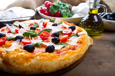 Tahta masada servis edilen lezzetli taze pizza.