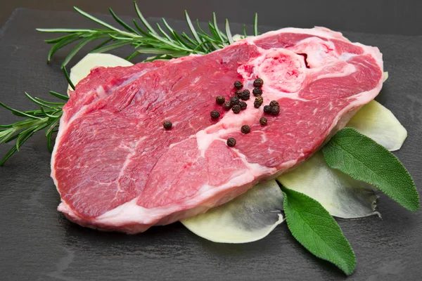 Ruwe lamsvlees met aardappel en rozemarijn en salie — Stockfoto