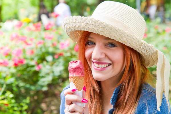 Jovem no parque com um cone de sorvete — Fotografia de Stock