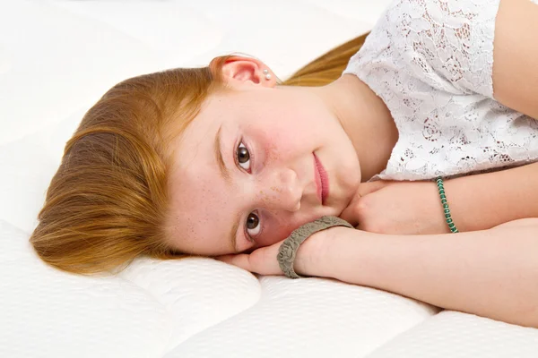 La joven está acostada en la cama. Colchón de calidad . — Foto de Stock