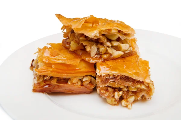 Pièce de bonbons de baklava sur fond blanc — Photo