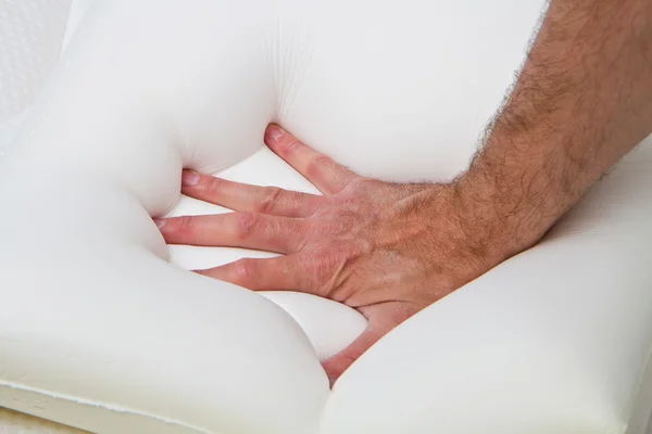 Męskiej dłoni dotykając i testowanie materac — Zdjęcie stockowe