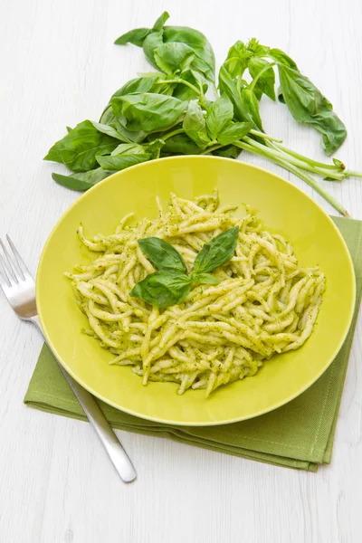 Pesto trofie receta típica de liguria en plato verde — Foto de Stock