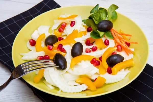 Салат из фенхеля с перцем и черными оливками — стоковое фото