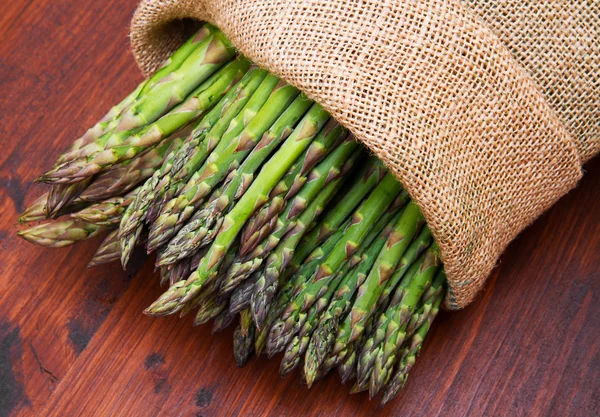 ahşap üzerine çuvala kuşkonmaz