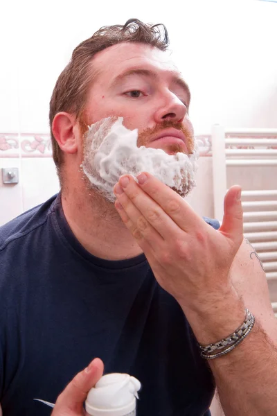 Vacker man rakar i badrum — Stockfoto