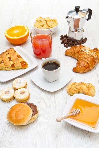 Состав с завтраком на столе — стоковое фото