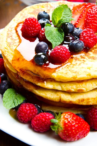 Pannkakor med bär och lönnsirap — Stockfoto