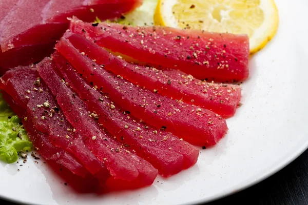 Ahşap backgr beyaz tabak üzerinde ham mavi yüzgeçli orkinos sashimi dilim — Stok fotoğraf
