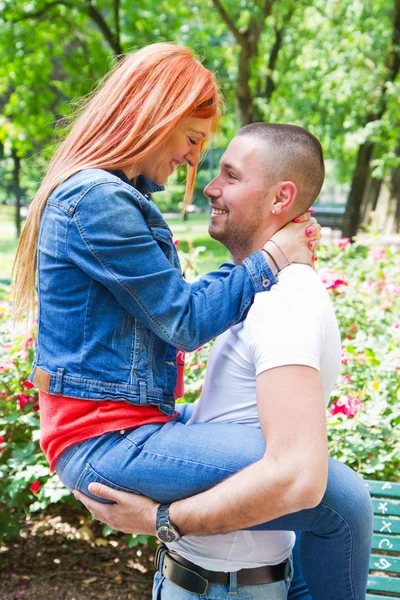 Cute couple in the park on a sunny day — Stock Photo, Image
