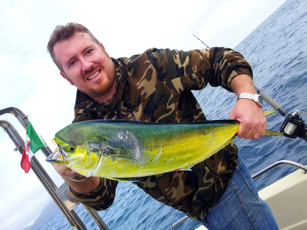 Pescador sosteniendo un pez delfín — Foto de Stock