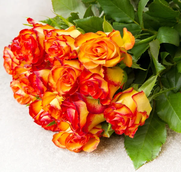 Rosas naranjas sobre fondo de madera — Foto de Stock