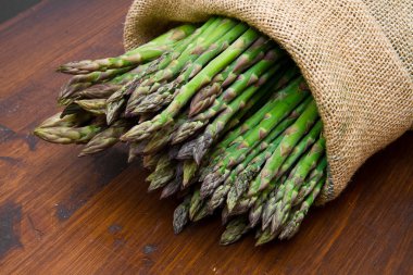 ahşap üzerine çuvala kuşkonmaz