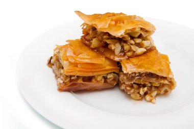 Baklava tatlılar beyaz arka plan üzerinde parça