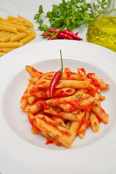 Prato com penne e molho arrabbiata — Fotografia de Stock