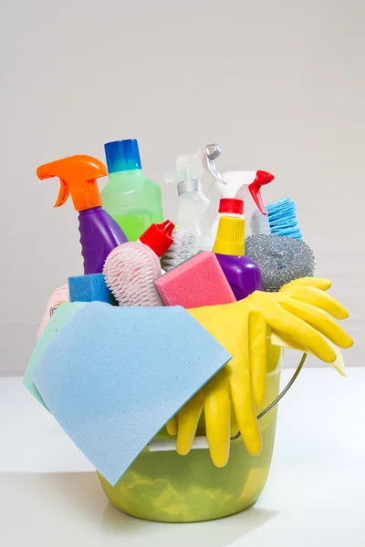 Caja llena de artículos de limpieza y guantes aislados en blanco —  Fotos de Stock