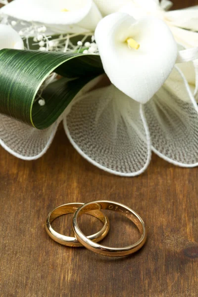 Anillos de boda con ramo de calas — Foto de Stock