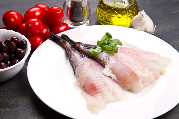 Peixe-macaco fresco com ingredientes — Fotografia de Stock