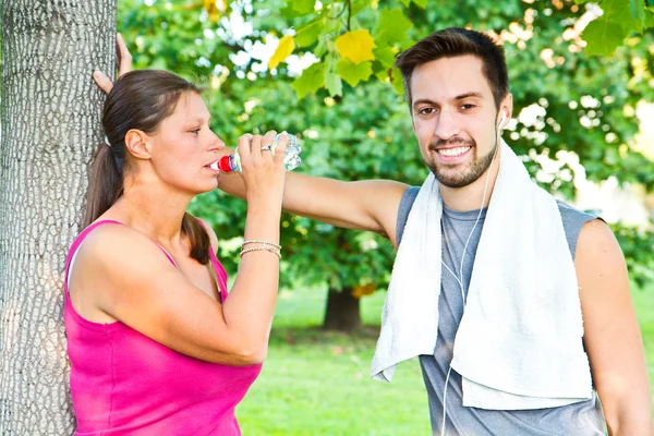 Un couple boit de l'eau après le sport — Photo