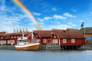 Kırmızı şehrin güzel gökkuşağı ile Norveç'te lofoten