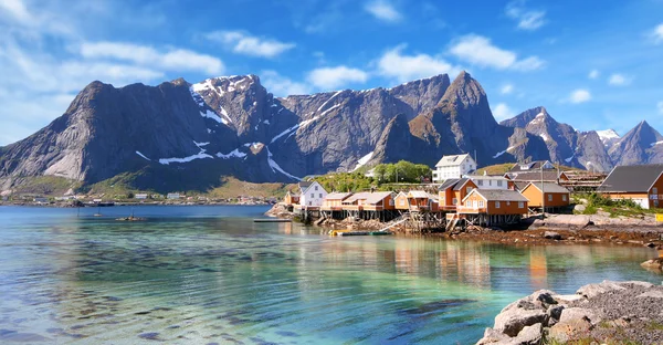 Lilla staden hamnoy nära lofoten i Norge med blå himmel — Stockfoto