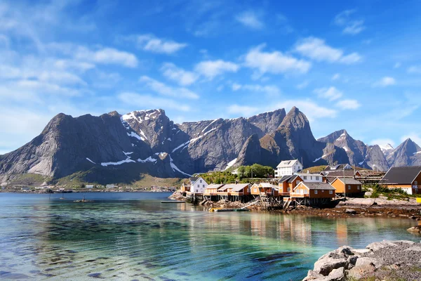 Lilla staden hamnoy nära lofoten i Norge med blå himmel — Stockfoto