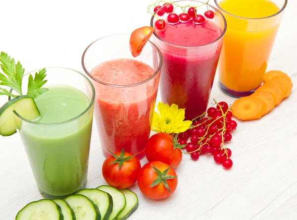 Olika färska vegetabiliska juicer — Stockfoto