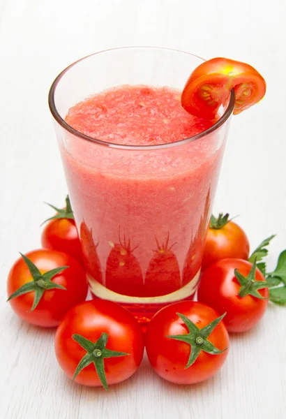Szklanki soku świeżych pomidorów — Zdjęcie stockowe