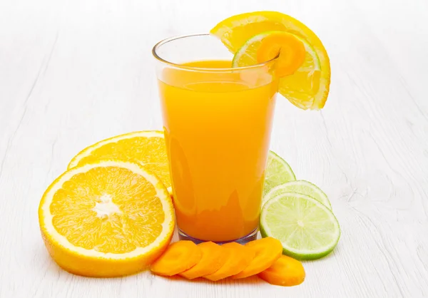 Glasögon av ace juice med morot, apelsin och citron — Stockfoto