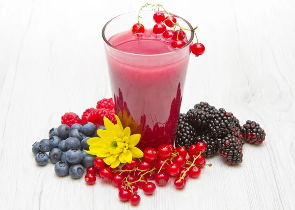 美味的黑莓、 覆盆子和蓝莓汁 — 图库照片